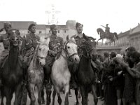 Zagreb, 9. svibnja 1945. godine. Svečana povorka partizanskih jedinica pred građanima povodom oslobođenja.jpg